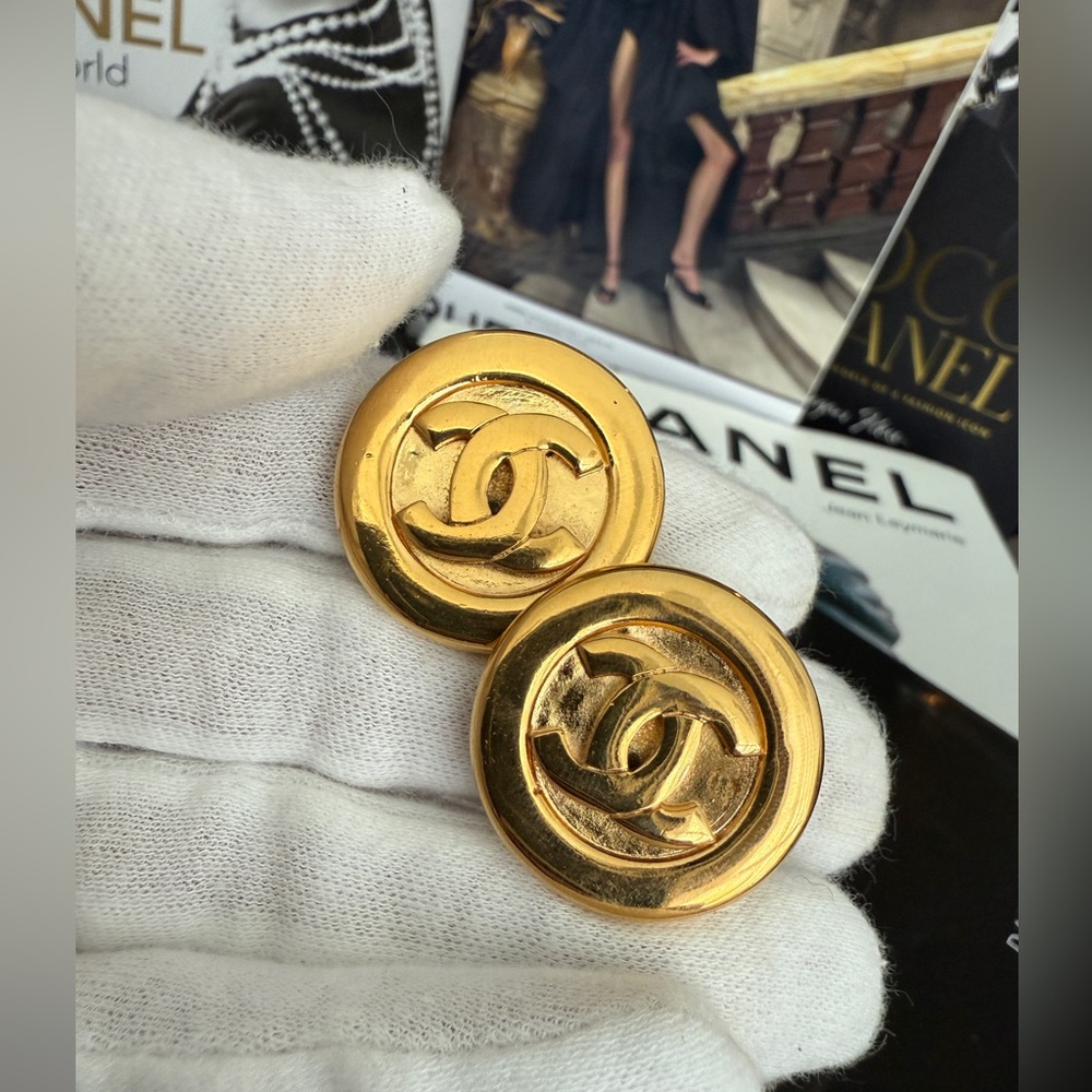 LOT 2079 24K gold plated CHANEL vintage clip on earrings from early 80s